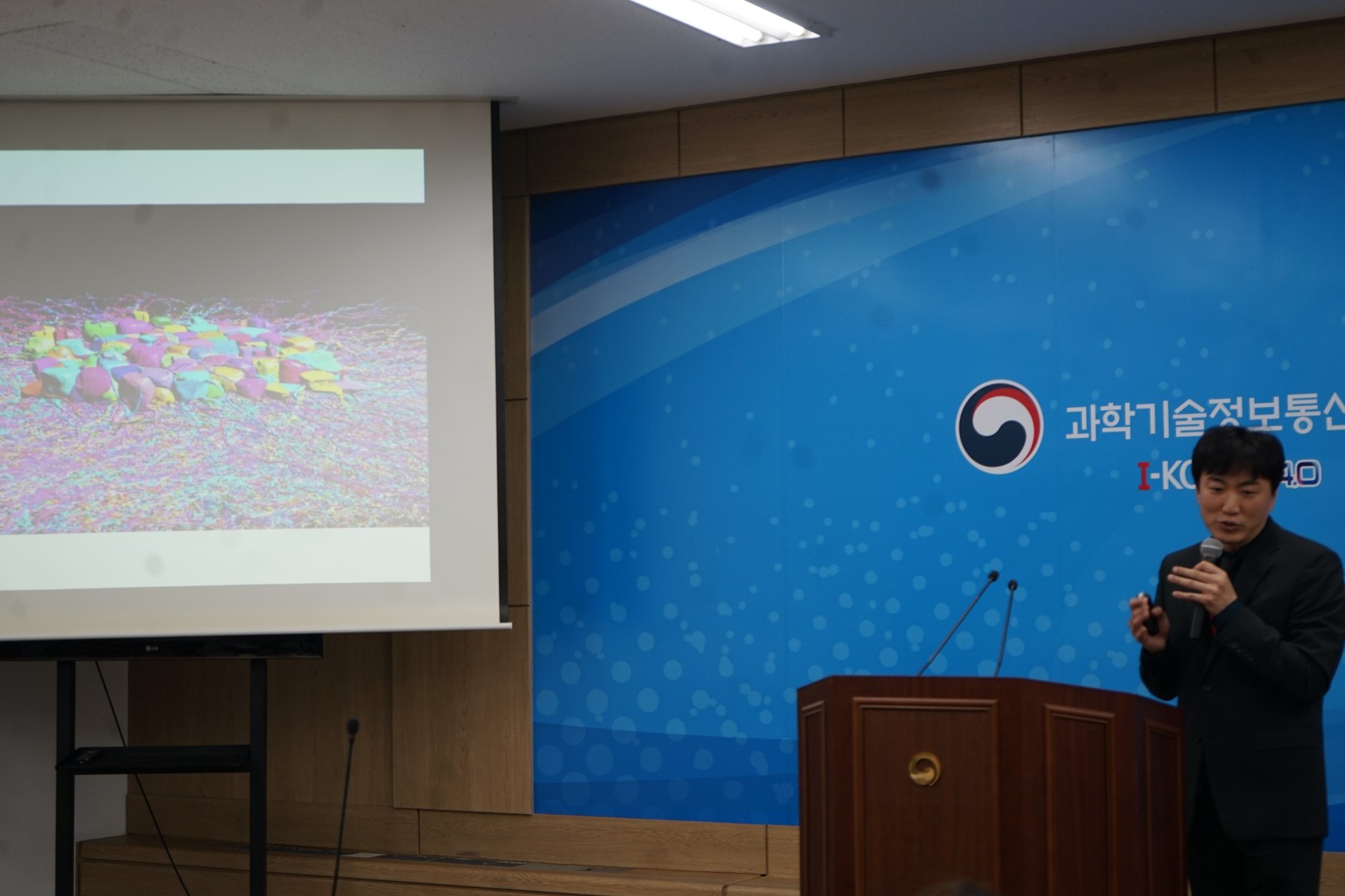 Dr. Jinseop, Kim brifed the press at the Ministry of Science and ICT.